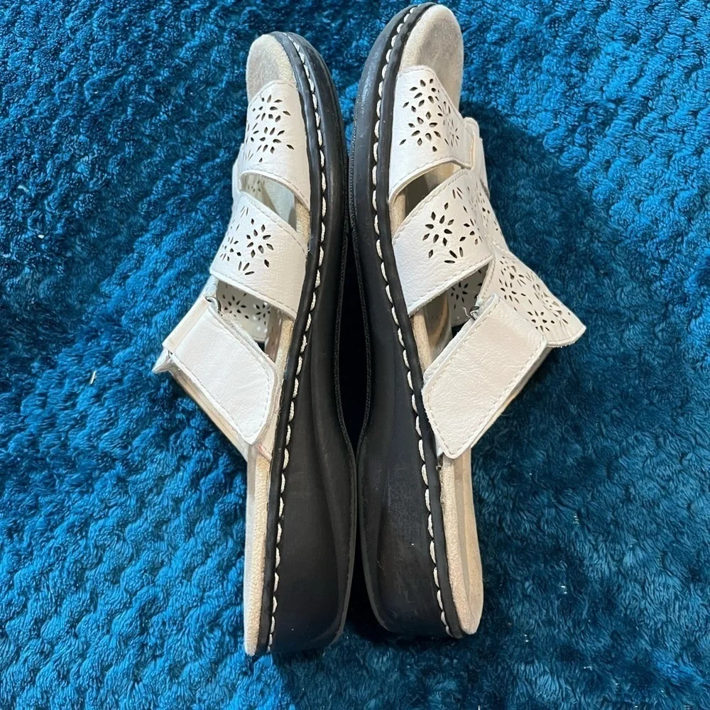 Croft and Barrow white sandals! Size 8. Shoes are in excellent condition!